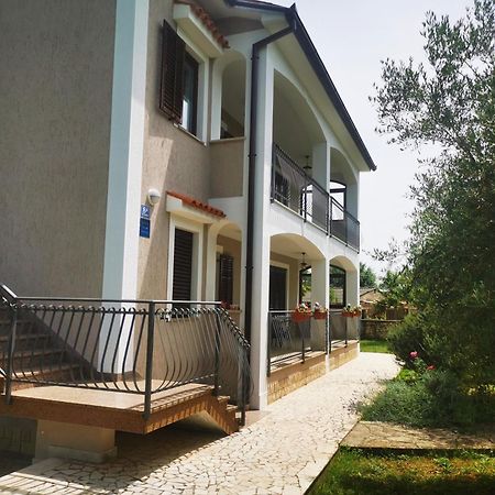 Garden Apartment Maria Върсар Екстериор снимка