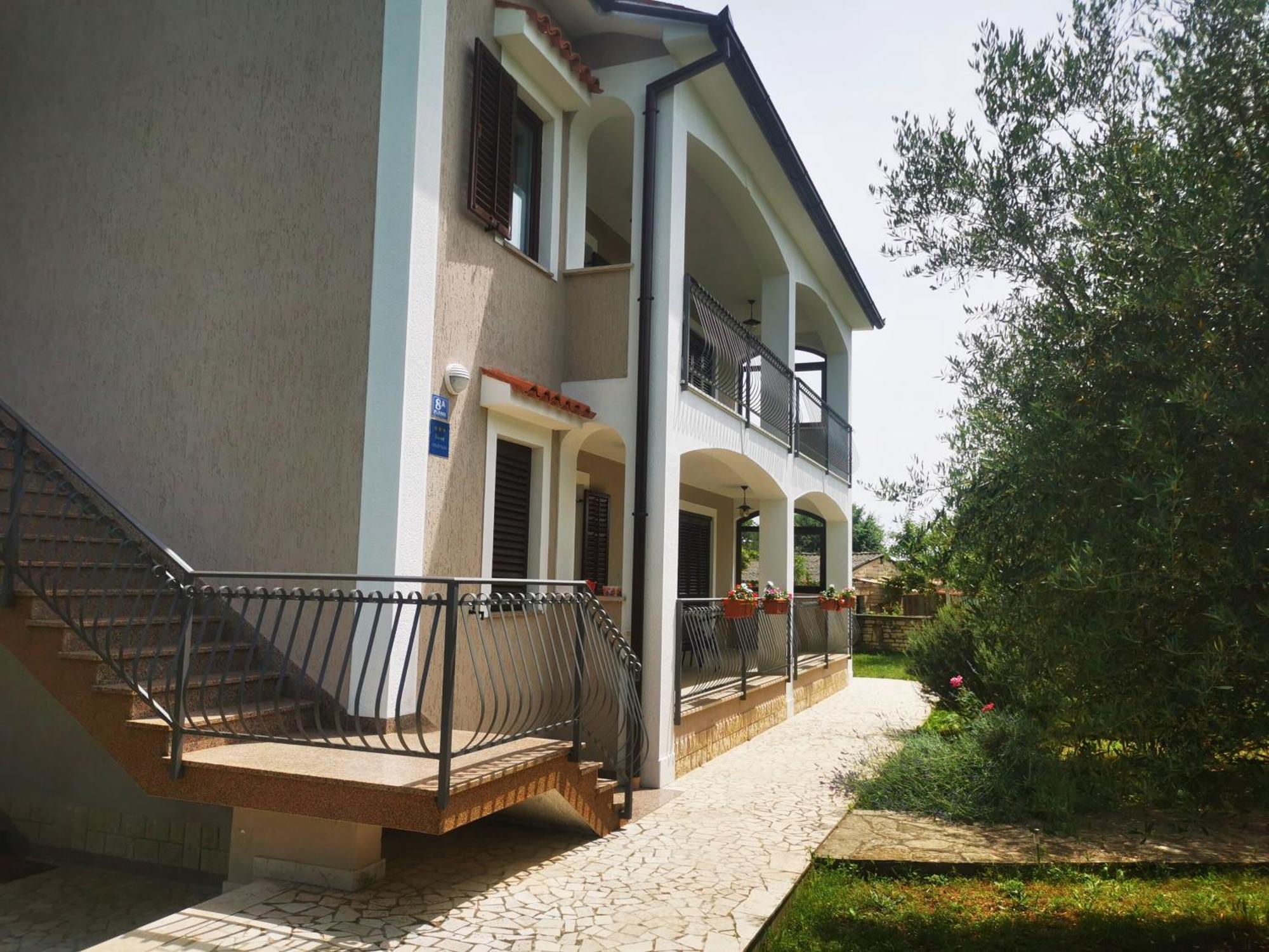 Garden Apartment Maria Върсар Екстериор снимка