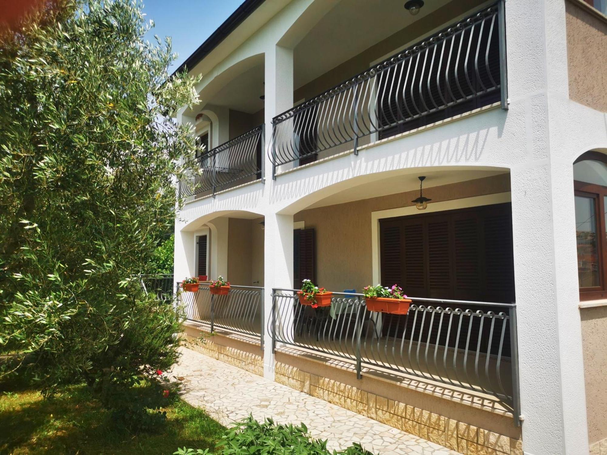 Garden Apartment Maria Върсар Екстериор снимка