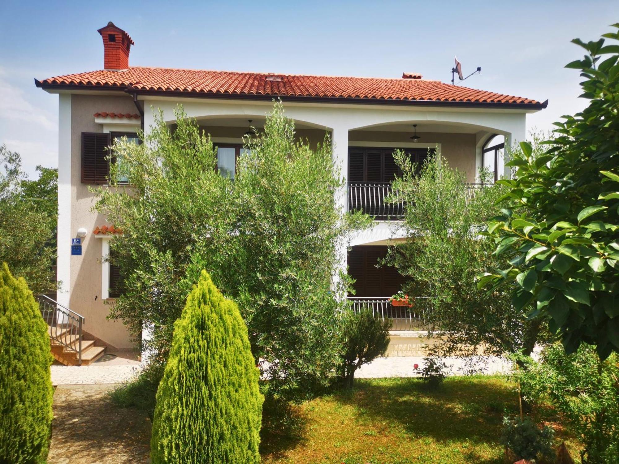 Garden Apartment Maria Върсар Екстериор снимка
