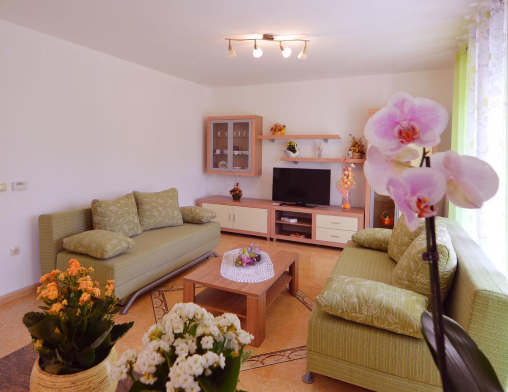 Garden Apartment Maria Върсар Екстериор снимка