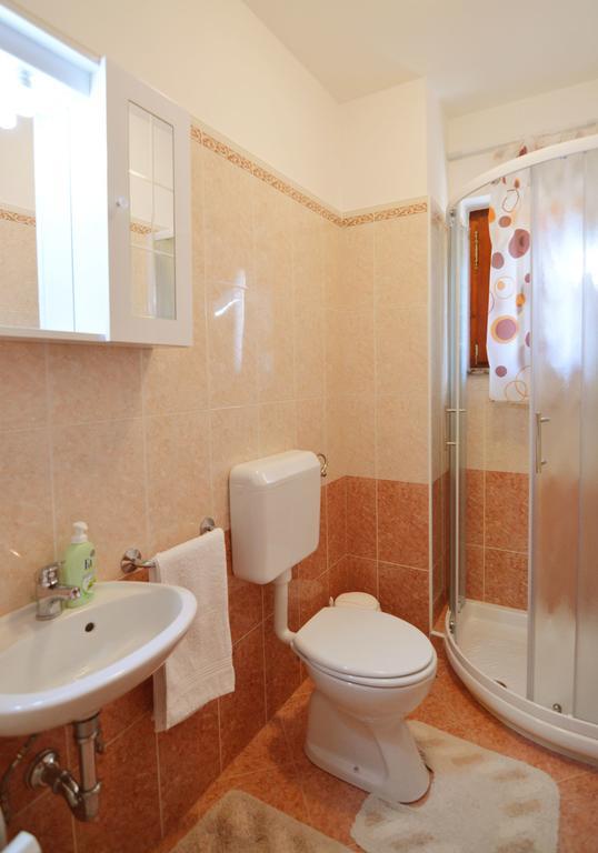 Garden Apartment Maria Върсар Екстериор снимка