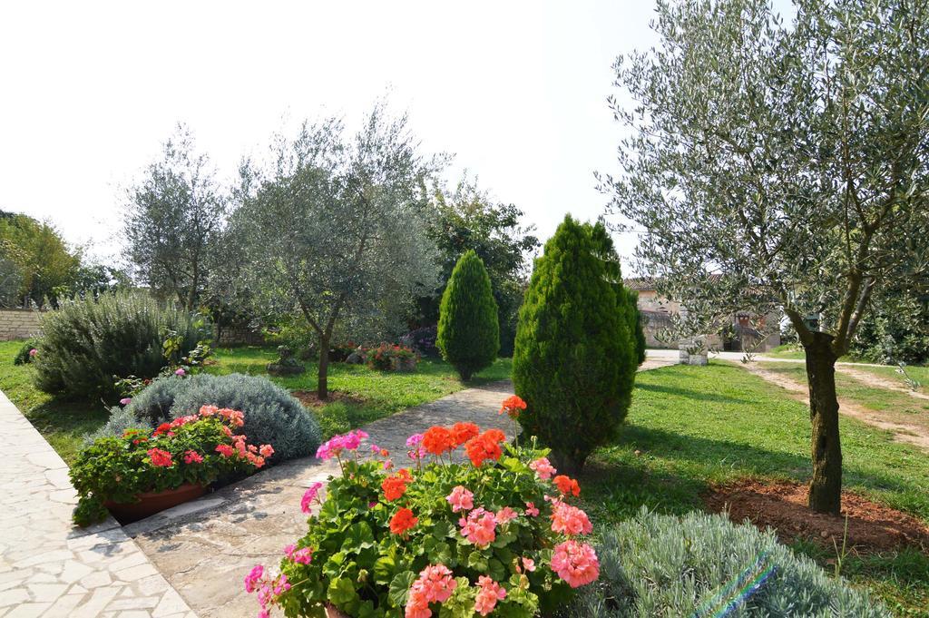Garden Apartment Maria Върсар Екстериор снимка