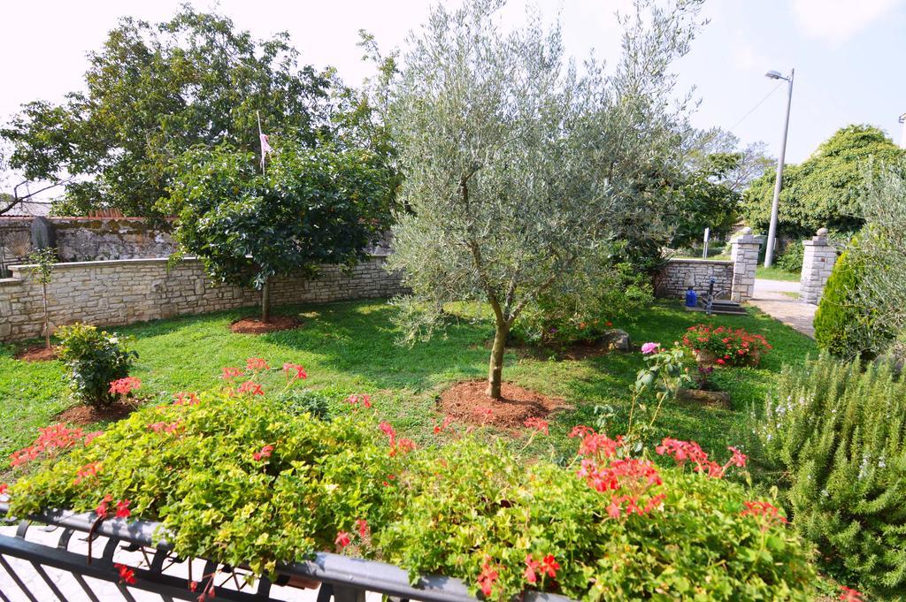 Garden Apartment Maria Върсар Екстериор снимка