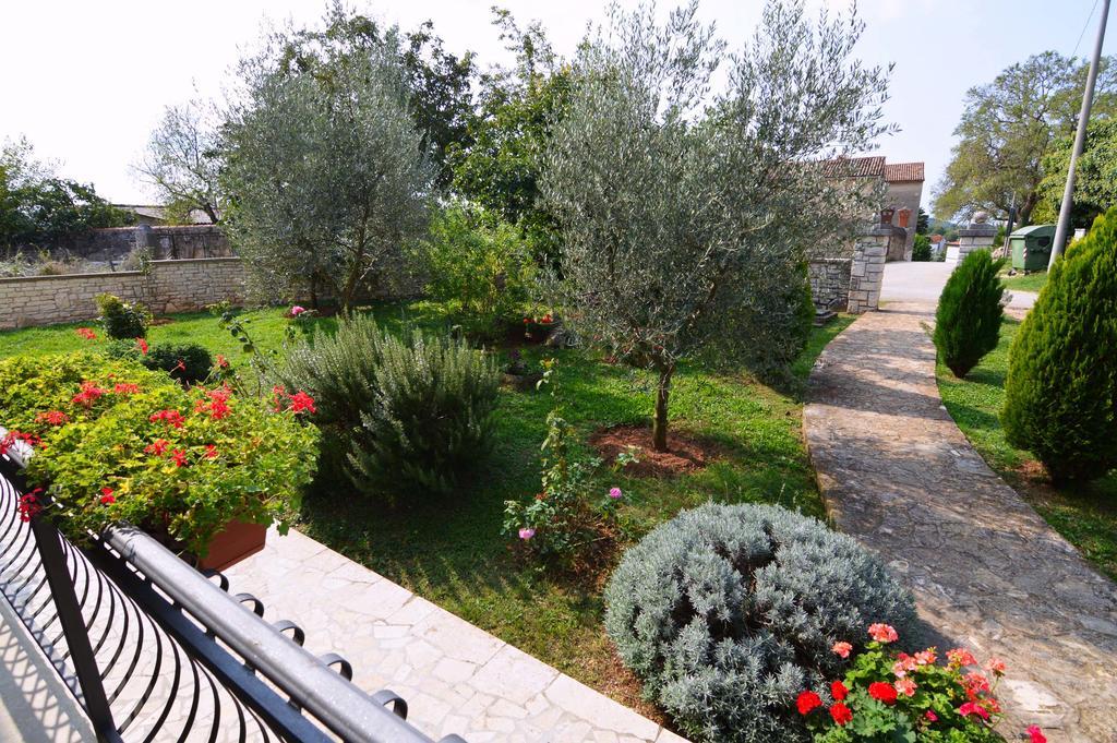 Garden Apartment Maria Върсар Екстериор снимка