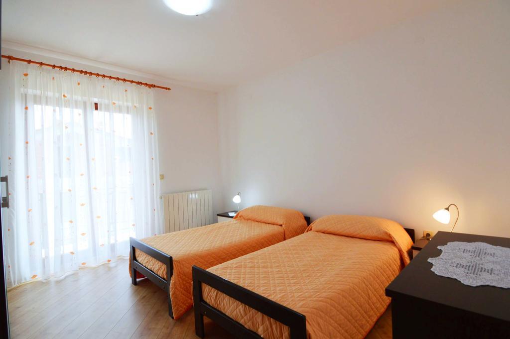 Garden Apartment Maria Върсар Екстериор снимка