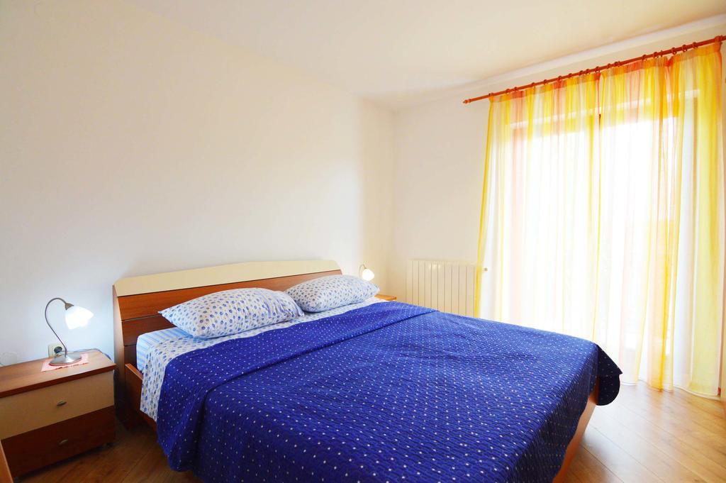 Garden Apartment Maria Върсар Екстериор снимка