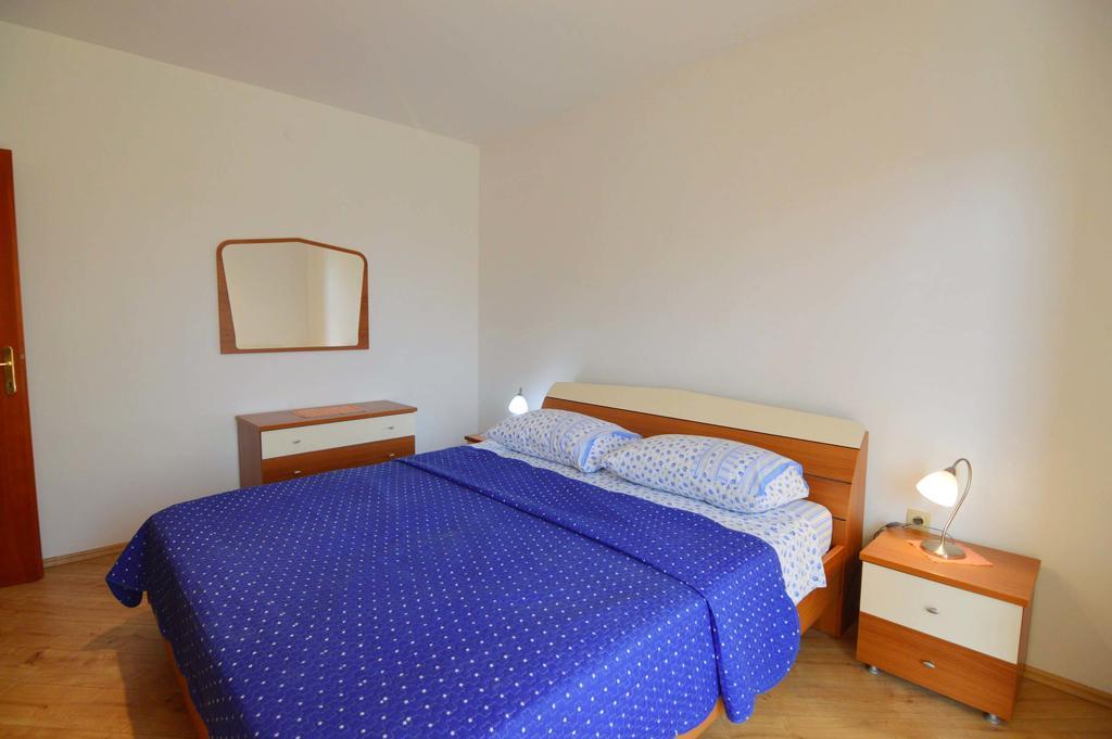 Garden Apartment Maria Върсар Екстериор снимка