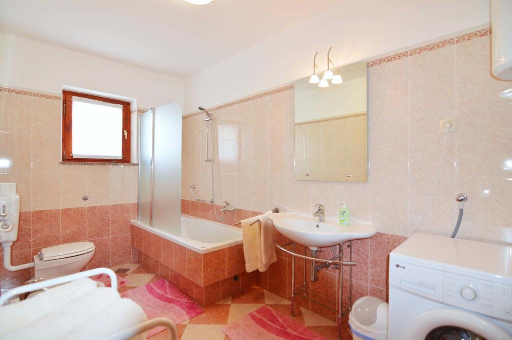 Garden Apartment Maria Върсар Екстериор снимка