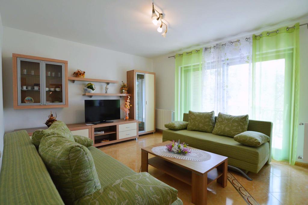 Garden Apartment Maria Върсар Екстериор снимка
