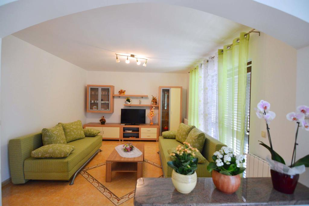 Garden Apartment Maria Върсар Екстериор снимка