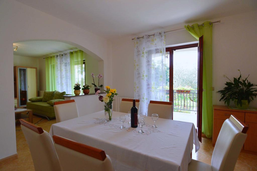 Garden Apartment Maria Върсар Екстериор снимка